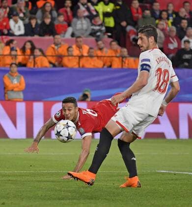 03.04.2018, Fussball UEFA Champions League 2017 2018, Viertelfinale, FC Sevilla - FC Bayern München, im Stadion Ramon Sanchez Pizjuan, Sevilla (Spanien). Kopfballtor zum 2:1 Führungstreffer von Thiago (li, FC Bayern München), Sergio Escudero (re, FC Sevilla) kann nichts mehr machen.