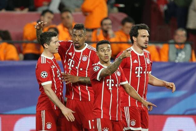 l-r: Torjubel von Robert Lewandowski 9 (FC Bayern Muenchen), Jerome Boateng 17 (FC Bayern Muenchen), Thiago Alcantara 6 (FC Bayern Muenchen), Mats Hummels 5 (FC Bayern Muenchen) zum 1:2, FC Sevilla vs. FC Bayern Muenchen, Fussball, Viertelfinale, Champions League, 03.04.2018 Sevilla Sevilla Spanien