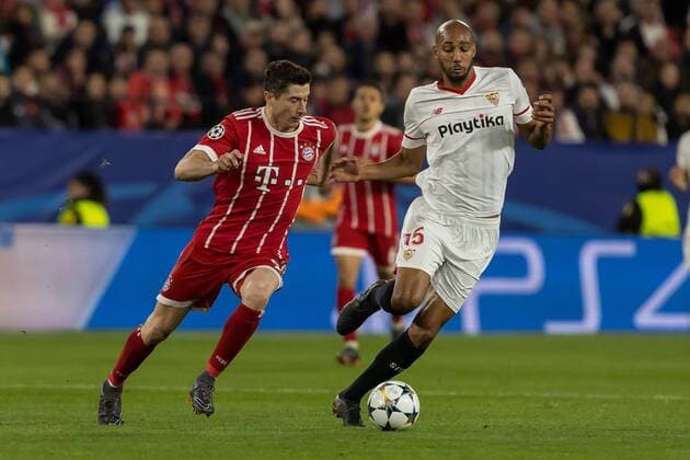 Spain, Sevilla 03.04.2018, UEFA Champions League - 2017 18 Season, Quarter-finals, First leg, Sevilla FC - FC Bayern Muenchen, Robert Lewandowski (FCB) und Steven N Zonzi (FCS) im Zweikampf ( DeFodi048