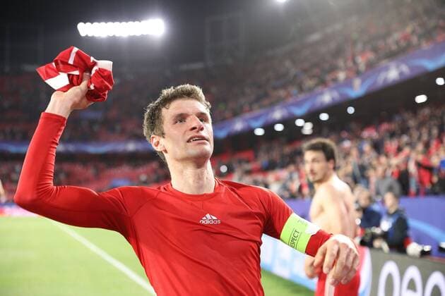 Themen der Woche - SPORT Bilder des Tages - SPORT Schlussjubel Thomas Mueller 25 (FC Bayern Muenchen) wirft sein Trikot zum Fan, FC Sevilla vs. FC Bayern Muenchen, Fussball, Viertelfinale, Champions League, 03.04.2018 Sevilla Sevilla Spanien