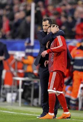 03.04.2018, Fussball UEFA Champions League 2017 2018, Viertelfinale, FC Sevilla - FC Bayern München, im Stadion Ramon Sanchez Pizjuan, Sevilla (Spanien). Nach dem Schlusspfiff umarmt Sportdirektor Hasan Salihamidzic (Bayern München) Franck Ribery (re, FC Bayern München).
