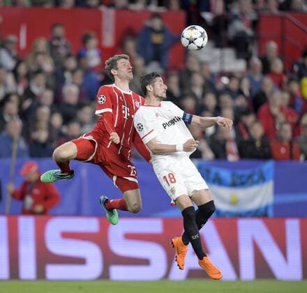 03.04.2018, Fussball UEFA Champions League 2017 2018, Viertelfinale, FC Sevilla - FC Bayern München, im Stadion Ramon Sanchez Pizjuan, Sevilla (Spanien). v.li: Thomas Müller (FC Bayern München) gegen Sergio Escudero (FC Sevilla).