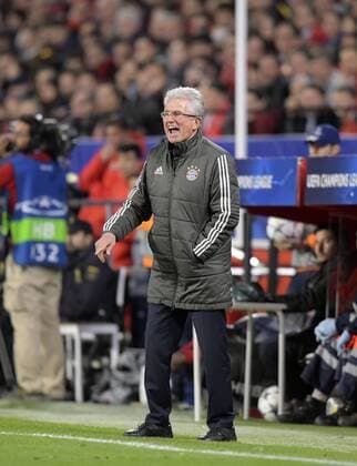 03.04.2018, Fussball UEFA Champions League 2017 2018, Viertelfinale, FC Sevilla - FC Bayern München, im Stadion Ramon Sanchez Pizjuan, Sevilla (Spanien). Trainer Jupp Heynckes (FC Bayern München) gibt Anweisungen.