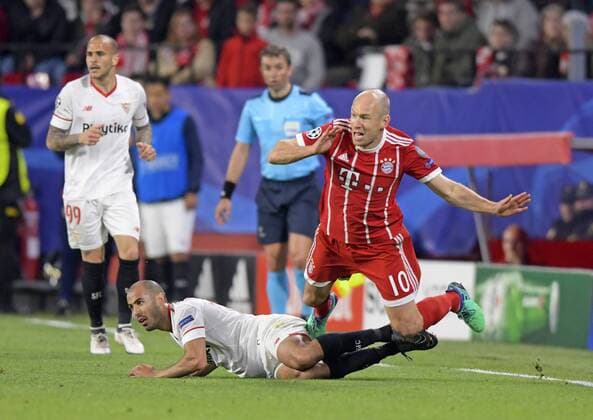 03.04.2018, Fussball UEFA Champions League 2017 2018, Viertelfinale, FC Sevilla - FC Bayern München, im Stadion Ramon Sanchez Pizjuan, Sevilla (Spanien). v.li: Guido Pizarro (FC Sevilla) gegen Arjen Robben (FC Bayern München).