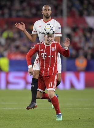 03.04.2018, Fussball UEFA Champions League 2017 2018, Viertelfinale, FC Sevilla - FC Bayern München, im Stadion Ramon Sanchez Pizjuan, Sevilla (Spanien). hi: Steven N Zonzi (FC Sevilla) gegen James Rodriguez (FC Bayern München).