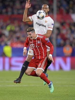 03.04.2018, Fussball UEFA Champions League 2017 2018, Viertelfinale, FC Sevilla - FC Bayern München, im Stadion Ramon Sanchez Pizjuan, Sevilla (Spanien). hi: Steven N Zonzi (FC Sevilla) gegen James Rodriguez (FC Bayern München).