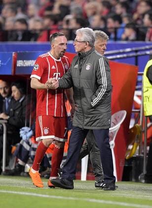 03.04.2018, Fussball UEFA Champions League 2017 2018, Viertelfinale, FC Sevilla - FC Bayern München, im Stadion Ramon Sanchez Pizjuan, Sevilla (Spanien). Trainer Jupp Heynckes (re, FC Bayern München) wechselt Franck Ribery (FC Bayern München) aus.