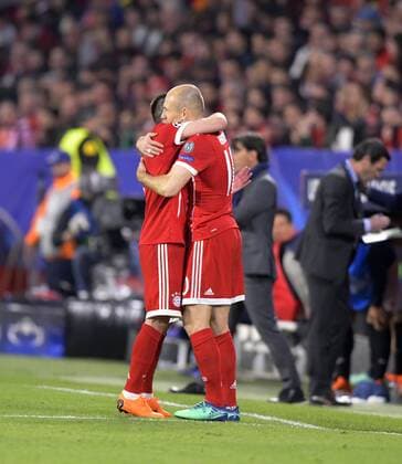 03.04.2018, Fussball UEFA Champions League 2017 2018, Viertelfinale, FC Sevilla - FC Bayern München, im Stadion Ramon Sanchez Pizjuan, Sevilla (Spanien). v.li: Franck Ribery (FC Bayern München) und Arjen Robben (FC Bayern München) umarmen sich langen bei der Auswechslung.