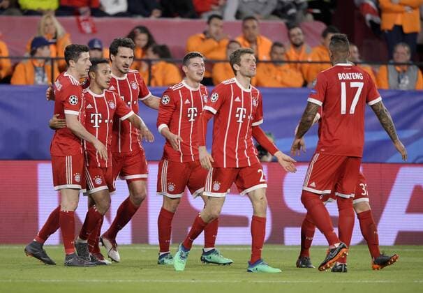 03.04.2018, Fussball UEFA Champions League 2017 2018, Viertelfinale, FC Sevilla - FC Bayern München, im Stadion Ramon Sanchez Pizjuan, Sevilla (Spanien). Torjubel Thiago (FC Bayern München) zum 2:1, v.li: Robert Lewandowski (FC Bayern München), Thiago (FC Bayern München), Mats Hummels (Bayern München), James Rodriguez (FC Bayern München), Thomas Müller (FC Bayern München)., Jerome Boateng (FC Bayern München).