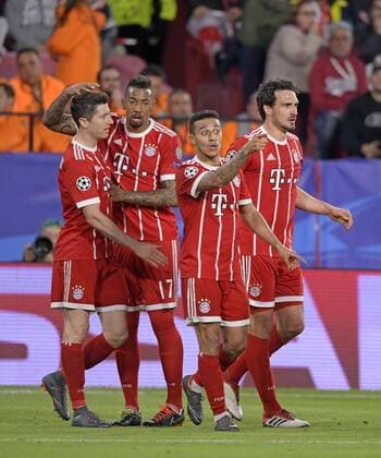 03.04.2018, Fussball UEFA Champions League 2017 2018, Viertelfinale, FC Sevilla - FC Bayern München, im Stadion Ramon Sanchez Pizjuan, Sevilla (Spanien). Torjubel Thiago (FC Bayern München) zum 2:1, v.li: Robert Lewandowski (FC Bayern München), Jerome Boateng (FC Bayern München), Thiago (FC Bayern München), Mats Hummels (Bayern München).