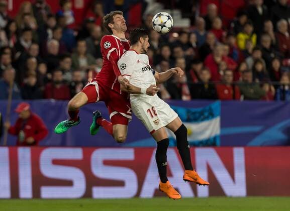 Spain, Sevilla 03.04.2018, UEFA Champions League - 2017 18 Season, Quarter-finals, First leg, Sevilla FC - FC Bayern Muenchen, Thomas Mueller (FCB) und Sergio Escudero (FCS) im Zweikampf ( DeFodi048
