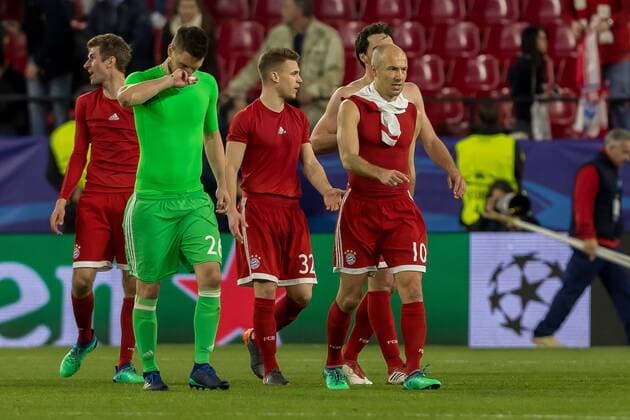 Spain, Sevilla 03.04.2018, UEFA Champions League - 2017 18 Season, Quarter-finals, First leg, Sevilla FC - FC Bayern Muenchen, Torwart Sven Ulreich (FCB) Joshua Kimmich (FCB) Arjen Robben (FCB) schauen ( DeFodi048