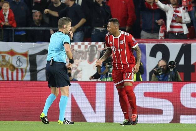 l-r: Schiedsrichter, Referee, Daniele Orsato und Jerome Boateng 17 (FC Bayern Muenchen) diskutieren, FC Sevilla vs. FC Bayern Muenchen, Fussball, Viertelfinale, Champions League, 03.04.2018 Sevilla Sevilla Spanien