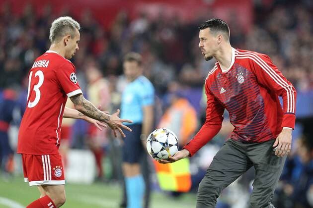 l-r: Rafinha 13 (FC Bayern Muenchen) bekommt den Ball von Sandro Wagner 2 (FC Bayern Muenchen) gereicht, FC Sevilla vs. FC Bayern Muenchen, Fussball, Viertelfinale, Champions League, 03.04.2018 Sevilla Sevilla Spanien