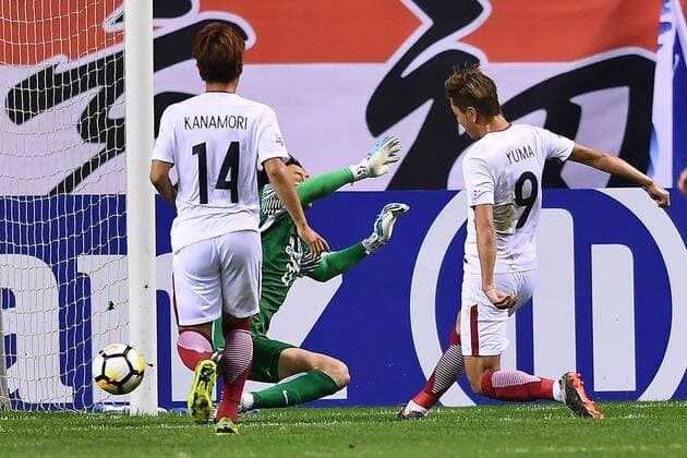 Yuma Suzuki, right, of Japan s Kashima Antlers shoots to score a goal against China s Shanghai Greenland Shenhua in a Group H match during the 2018 AFC Champions League in Shanghai, China, 3 April 2018. A second-half goal and assist from Yuma Suzuki inspired Kashima Antlers to a come-from-behind 2-2 draw with Shanghai Shenhua on Matchday Five of the AFC Champions League on Tuesday. Shanghai Greenland Shenhua plays draw to Kashima Antlers at AFC group match  20180403_50956