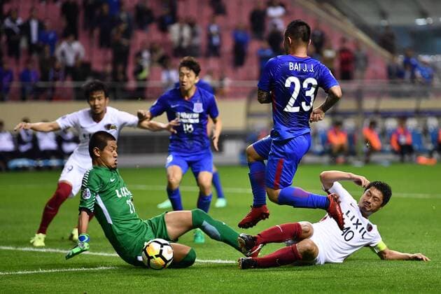 Bilder des Tages - SPORT Li Shuai, left, of China s Shanghai Greenland Shenhua challenges Naomichi Ueda of Japan s Kashima Antlers in a Group H match during the 2018 AFC Champions League in Shanghai, China, 3 April 2018. A second-half goal and assist from Yuma Suzuki inspired Kashima Antlers to a come-from-behind 2-2 draw with Shanghai Shenhua on Matchday Five of the AFC Champions League on Tuesday. Shanghai Greenland Shenhua plays draw to Kashima Antlers at AFC group match  20180403_51191