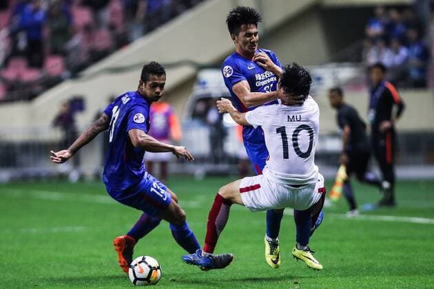 Colombian football player Fredy Guarin, left, and Wang Wei, center, of China s Shanghai Greenland Shenhua challenge Mu Kanazaki of Japan s Kashima Antlers in a Group H match during the 2018 AFC Champions League in Shanghai, China, 3 April 2018. A second-half goal and assist from Yuma Suzuki inspired Kashima Antlers to a come-from-behind 2-2 draw with Shanghai Shenhua on Matchday Five of the AFC Champions League on Tuesday. Shanghai Greenland Shenhua plays draw to Kashima Antlers at AFC group match  20180403_52010