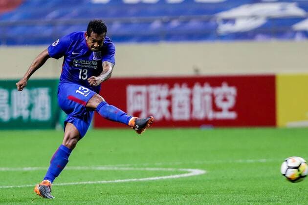 Colombian football player Fredy Guarin of China s Shanghai Greenland Shenhua shoots against Japan s Kashima Antlers in a Group H match during the 2018 AFC Champions League in Shanghai, China, 3 April 2018. A second-half goal and assist from Yuma Suzuki inspired Kashima Antlers to a come-from-behind 2-2 draw with Shanghai Shenhua on Matchday Five of the AFC Champions League on Tuesday. Shanghai Greenland Shenhua plays draw to Kashima Antlers at AFC group match  20180403_70913