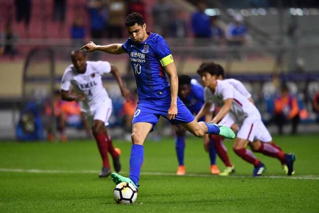 Colombian football player Giovanni Moreno of China s Shanghai Greenland Shenhua shoots to score a goal against Japan s Kashima Antlers in a Group H match during the 2018 AFC Champions League in Shanghai, China, 3 April 2018. A second-half goal and assist from Yuma Suzuki inspired Kashima Antlers to a come-from-behind 2-2 draw with Shanghai Shenhua on Matchday Five of the AFC Champions League on Tuesday. Shanghai Greenland Shenhua plays draw to Kashima Antlers at AFC group match  20180403_87718