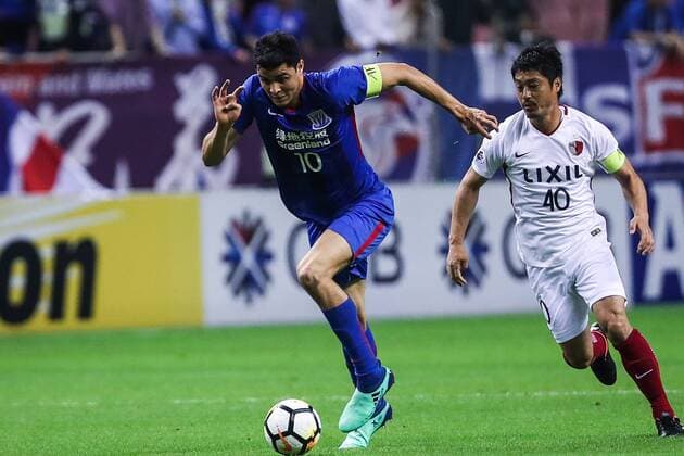 Colombian football player Giovanni Moreno, left, of China s Shanghai Greenland Shenhua challenges Mitsuo Ogasawara of Japan s Kashima Antlers in a Group H match during the 2018 AFC Champions League in Shanghai, China, 3 April 2018. A second-half goal and assist from Yuma Suzuki inspired Kashima Antlers to a come-from-behind 2-2 draw with Shanghai Shenhua on Matchday Five of the AFC Champions League on Tuesday. Shanghai Greenland Shenhua plays draw to Kashima Antlers at AFC group match  20180403_88977