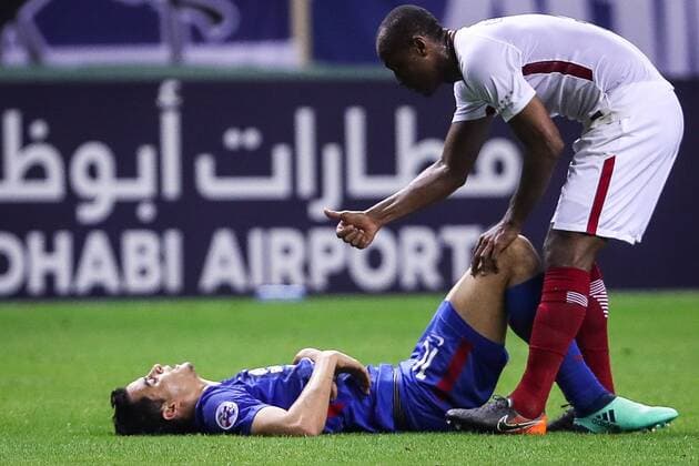 Brazilian football player Leo Silva of Japan s Kashima Antlers thumbs up to Colombian football player Giovanni Moreno of China s Shanghai Greenland Shenhua in a Group H match during the 2018 AFC Champions League in Shanghai, China, 3 April 2018. A second-half goal and assist from Yuma Suzuki inspired Kashima Antlers to a come-from-behind 2-2 draw with Shanghai Shenhua on Matchday Five of the AFC Champions League on Tuesday. Shanghai Greenland Shenhua plays draw to Kashima Antlers at AFC group match  20180403_08336