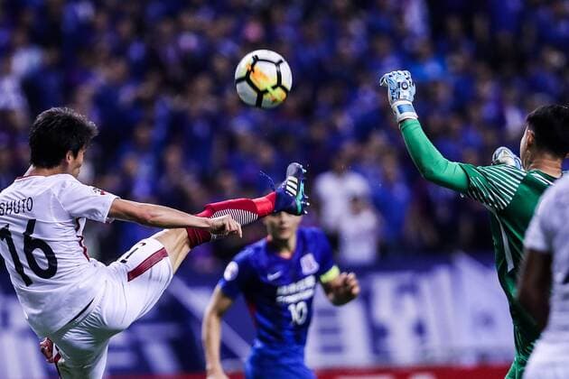 Shuto Yamamoto, left, of Japan s Kashima Antlers challenges China s Shanghai Greenland Shenhua in a Group H match during the 2018 AFC Champions League in Shanghai, China, 3 April 2018. A second-half goal and assist from Yuma Suzuki inspired Kashima Antlers to a come-from-behind 2-2 draw with Shanghai Shenhua on Matchday Five of the AFC Champions League on Tuesday. Shanghai Greenland Shenhua plays draw to Kashima Antlers at AFC group match  20180403_29114