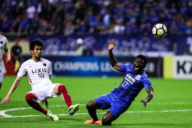 Bilder des Tages - SPORT Nigerian football player Obafemi Martins, right, of China s Shanghai Greenland Shenhua challenges Tomoya Inukai of Japan s Kashima Antlers in a Group H match during the 2018 AFC Champions League in Shanghai, China, 3 April 2018. A second-half goal and assist from Yuma Suzuki inspired Kashima Antlers to a come-from-behind 2-2 draw with Shanghai Shenhua on Matchday Five of the AFC Champions League on Tuesday. Shanghai Greenland Shenhua plays draw to Kashima Antlers at AFC group match  20180403_27839