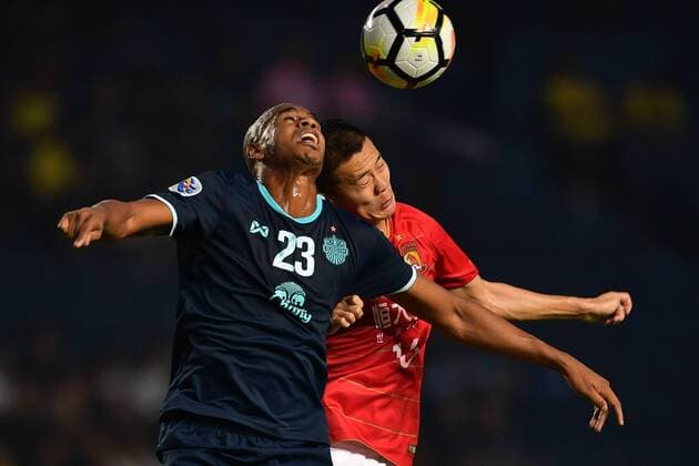 Brazilian football player Edgar, left, of Thailand s Buriram United FC heads the ball against Huang Bowen of China s Guangzhou Evergrande Taobao FC in a Group G match during the 2018 AFC Champions League in Buriram, Thailand, 3 April 2018. A goal from Edgar Silva earned Buriram United an important 1-1 draw against Guangzhou Evergrande at the Tianhe Stadium in their opening match in Group G of the 2018 AFC Champions League Buriram United plays draw to Guangzhou Evergrande at AFC group match  20180403_87493