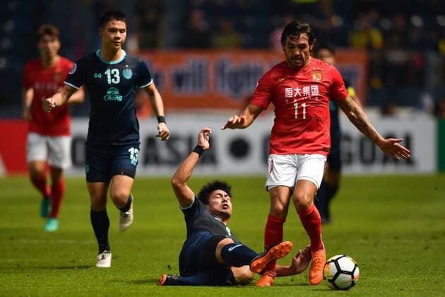 Brazilian football player Ricardo Goulart, right, of China s Guangzhou Evergrande Taobao FC challenges a player of Thailand s Buriram United FC in a Group G match during the 2018 AFC Champions League in Buriram, Thailand, 3 April 2018. A goal from Edgar Silva earned Buriram United an important 1-1 draw against Guangzhou Evergrande at the Tianhe Stadium in their opening match in Group G of the 2018 AFC Champions League Buriram United plays draw to Guangzhou Evergrande at AFC group match  20180403_07346
