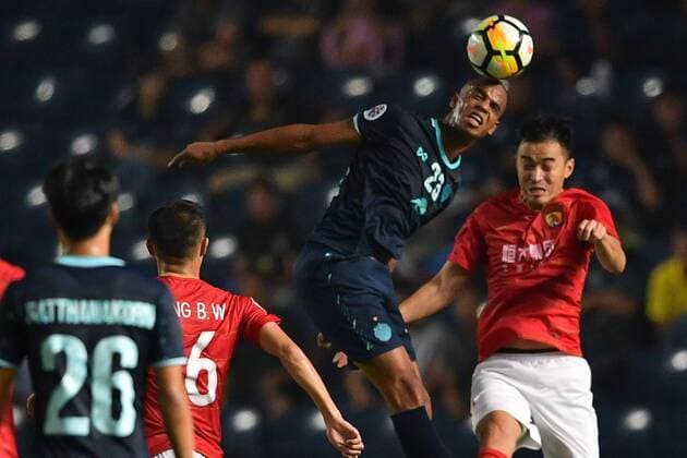 Brazilian football player Edgar, left, of Thailand s Buriram United FC heads the ball against China s Guangzhou Evergrande Taobao FC in a Group G match during the 2018 AFC Champions League in Buriram, Thailand, 3 April 2018. A goal from Edgar Silva earned Buriram United an important 1-1 draw against Guangzhou Evergrande at the Tianhe Stadium in their opening match in Group G of the 2018 AFC Champions League Buriram United plays draw to Guangzhou Evergrande at AFC group match  20180403_27791