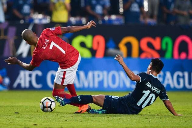 Brazilian football player Alan Carvalho, left, of China s Guangzhou Evergrande Taobao FC challenges Jakkaphan Kaewprom of Thailand s Buriram United FC in a Group G match during the 2018 AFC Champions League in Buriram, Thailand, 3 April 2018. A goal from Edgar Silva earned Buriram United an important 1-1 draw against Guangzhou Evergrande at the Tianhe Stadium in their opening match in Group G of the 2018 AFC Champions League Buriram United plays draw to Guangzhou Evergrande at AFC group match  20180403_87384