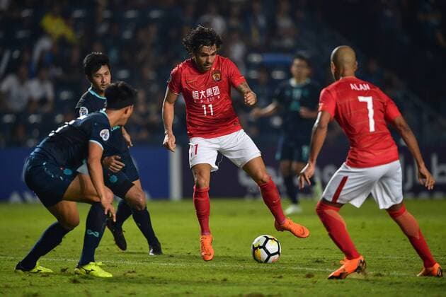 Brazilian football players Alan Carvalho, right, and Ricardo Goulart of China s Guangzhou Evergrande Taobao FC challenge a player of Thailand s Buriram United FC in a Group G match during the 2018 AFC Champions League in Buriram, Thailand, 3 April 2018. A goal from Edgar Silva earned Buriram United an important 1-1 draw against Guangzhou Evergrande at the Tianhe Stadium in their opening match in Group G of the 2018 AFC Champions League Buriram United plays draw to Guangzhou Evergrande at AFC group match  20180403_27782
