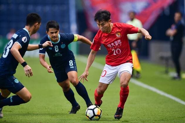 Zheng Zhi of China s Guangzhou Evergrande Taobao FC challenges player of Thailand s Buriram United FC in a Group G match during the 2018 AFC Champions League in Buriram, Thailand, 3 April 2018. A goal from Edgar Silva earned Buriram United an important 1-1 draw against Guangzhou Evergrande at the Tianhe Stadium in their opening match in Group G of the 2018 AFC Champions League Buriram United plays draw to Guangzhou Evergrande at AFC group match  20180403_49716