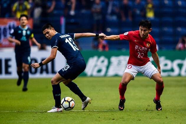 Yu Hanchao, right, of China s Guangzhou Evergrande Taobao FC challenges Narubadin Weerawatnodom of Thailand s Buriram United FC in a Group G match during the 2018 AFC Champions League in Buriram, Thailand, 3 April 2018. A goal from Edgar Silva earned Buriram United an important 1-1 draw against Guangzhou Evergrande at the Tianhe Stadium in their opening match in Group G of the 2018 AFC Champions League Buriram United plays draw to Guangzhou Evergrande at AFC group match  20180403_49780