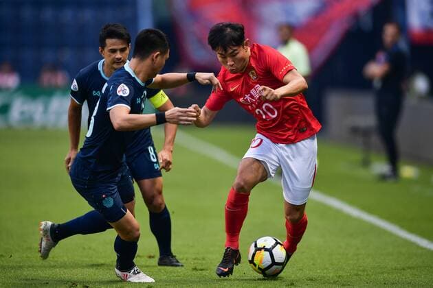 Zheng Zhi of China s Guangzhou Evergrande Taobao FC challenges player of Thailand s Buriram United FC in a Group G match during the 2018 AFC Champions League in Buriram, Thailand, 3 April 2018. A goal from Edgar Silva earned Buriram United an important 1-1 draw against Guangzhou Evergrande at the Tianhe Stadium in their opening match in Group G of the 2018 AFC Champions League Buriram United plays draw to Guangzhou Evergrande at AFC group match  20180403_70335