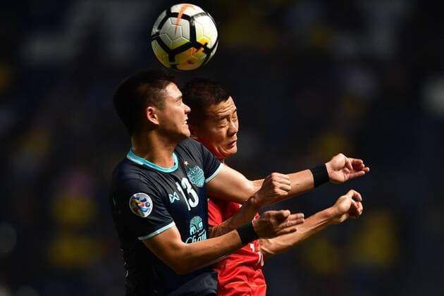 Narubadin Weerawatnodom, left, of Thailand s Buriram United FC heads the ball against Huang Bowen of China s Guangzhou Evergrande Taobao FC in a Group G match during the 2018 AFC Champions League in Buriram, Thailand, 3 April 2018. A goal from Edgar Silva earned Buriram United an important 1-1 draw against Guangzhou Evergrande at the Tianhe Stadium in their opening match in Group G of the 2018 AFC Champions League Buriram United plays draw to Guangzhou Evergrande at AFC group match  20180403_70527