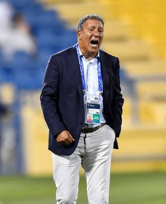 (180404) -- DOHA, April 4, 2018 -- Al Jazira FSC s Dutch head coach Henk ten Cate reacts during the AFC Champions League Group A soccer match between Qatar s Al Gharafa and Al Jazira FSC of the United Arab Emirates (UAE) at Thani Bin Jassim Stadium in Doha, capital of Qatar, April 3, 2018. Al Jazira FSC won 3-2. ) (SP)QATAR-DOHA-SOCCER-AFC CHAMPIONS LEAGUE Nikku 