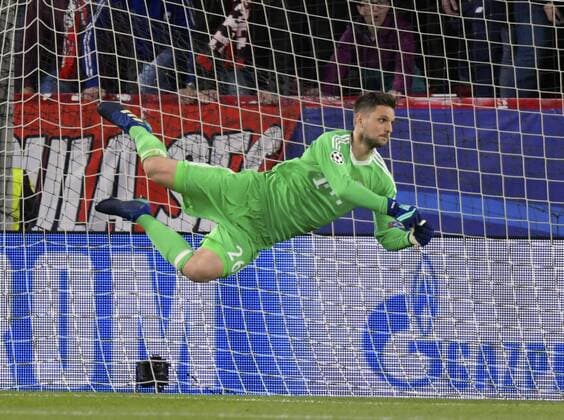 03.04.2018, Fussball UEFA Champions League 2017 2018, Viertelfinale, FC Sevilla - FC Bayern München, im Stadion Ramon Sanchez Pizjuan, Sevilla (Spanien). Torwart Sven Ulreich (FC Bayern München) im Flug.