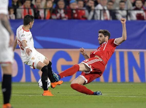 03.04.2018, Fussball UEFA Champions League 2017 2018, Viertelfinale, FC Sevilla - FC Bayern München, im Stadion Ramon Sanchez Pizjuan, Sevilla (Spanien). re: Javi Martinez (FC Bayern München) im Zweikampf.