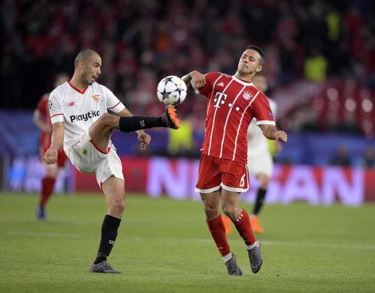 03.04.2018, Fussball UEFA Champions League 2017 2018, Viertelfinale, FC Sevilla - FC Bayern München, im Stadion Ramon Sanchez Pizjuan, Sevilla (Spanien). v.li: Guido Pizarro (FC Sevilla) gegen Thiago (FC Bayern München).