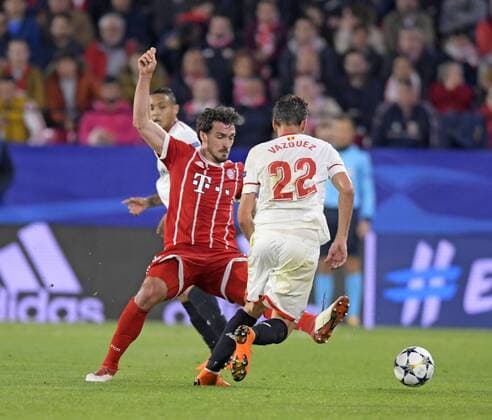 03.04.2018, Fussball UEFA Champions League 2017 2018, Viertelfinale, FC Sevilla - FC Bayern München, im Stadion Ramon Sanchez Pizjuan, Sevilla (Spanien). v.li: Mats Hummels (Bayern München) gegen Franco Vasquez (FC Sevilla).