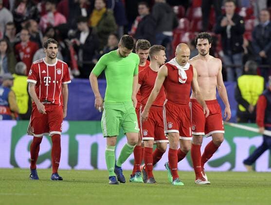 03.04.2018, Fussball UEFA Champions League 2017 2018, Viertelfinale, FC Sevilla - FC Bayern München, im Stadion Ramon Sanchez Pizjuan, Sevilla (Spanien). v.li: Javi Martinez (FC Bayern München), Torwart Sven Ulreich (FC Bayern München), Joshua Kimmich (FC Bayern München), Arjen Robben (FC Bayern München) und Mats Hummels (Bayern München) nachdenklich.