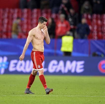 03.04.2018, Fussball UEFA Champions League 2017 2018, Viertelfinale, FC Sevilla - FC Bayern München, im Stadion Ramon Sanchez Pizjuan, Sevilla (Spanien). Robert Lewandowski (FC Bayern München) nachdenklich.
