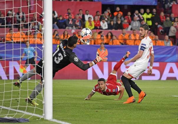 Themen der Woche - SPORT Bilder des Tages - SPORT 03.04.2018, Fussball UEFA Champions League 2017 2018, Viertelfinale, FC Sevilla - FC Bayern München, im Stadion Ramon Sanchez Pizjuan, Sevilla (Spanien). Kopfballtor zum 2:1 Führungstreffer von Thiago (mitte, FC Bayern München), David Soria (li, FC Sevilla) und Sergio Escudero (re, FC Sevilla) können nichts mehr machen.