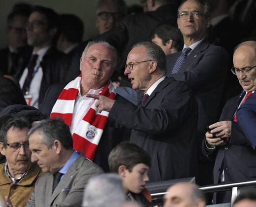 03.04.2018, Fussball UEFA Champions League 2017 2018, Viertelfinale, FC Sevilla - FC Bayern München, im Stadion Ramon Sanchez Pizjuan, Sevilla (Spanien). v.li: Präsident Uli Hoeness (FC Bayern) und Vorstandsvorsitzender Karl-Heinz Rummenigge (FC Bayern München) unzufrieden auf der Tribüne.