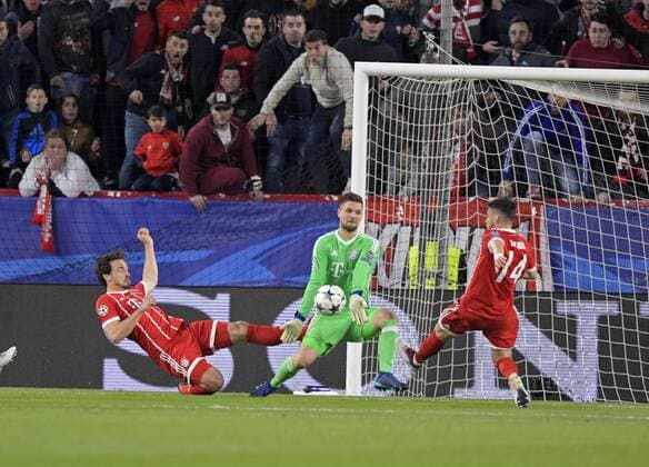 03.04.2018, Fussball UEFA Champions League 2017 2018, Viertelfinale, FC Sevilla - FC Bayern München, im Stadion Ramon Sanchez Pizjuan, Sevilla (Spanien). v.li: Mats Hummels (Bayern München) Torwart Sven Ulreich (FC Bayern München), Juan Bernat (FC Bayern München)
