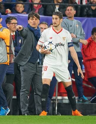 Vincenzo MONTELLA, Sevilla Trainer gestikuliert und gibt Anweisungen, Aktion, Einzelbild, Einzelaktion, Gestik, Geste, Mimik, Handbewegung, zeigen, deuten Sergio ESCUDERO, Sevilla 18 FC SEVILLA - FC BAYERN MUENCHEN 1-2 Viertelfinale Hinspiel, Fussball UEFA Champions League, Sevilla, Spanien 03.04.2018 CL Saison 2017 2018, FCB,