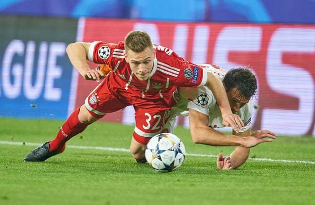 Joshua KIMMICH, FCB 32 Zweikampf , Aktion um den Ball gegen Franco VAZQUEZ, Sevilla 22 Aktion, Zweikampf, Spielszene, Tackling, Ball, Einzelaktion, FC SEVILLA - FC BAYERN MUENCHEN 1-2 Viertelfinale Hinspiel, Fussball UEFA Champions League, Sevilla, Spanien 03.04.2018 CL Saison 2017 2018, FCB,