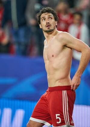 Mats HUMMELS, FCB 5 Halbfigur , Aktion, Einzelbild, Portrait, Portraet, Einzelaktion nackter Oberkoerper, Body, Bauchmuskeln, Sixpack, nackt, Muskulatur, Körper, Muskeln, FC SEVILLA - FC BAYERN MUENCHEN 1-2 Viertelfinale Hinspiel, Fussball UEFA Champions League, Sevilla, Spanien 03.04.2018 CL Saison 2017 2018, FCB,