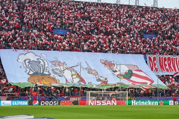 Fan, Fans, Fussballfans, supporters, spectators, Zuschauer, Jacke, Kutte, Weste, Fankurve, Schals Fanschals, Maske, Verkleidung, Fahne, Flagge, Vereinsfarben, Vereinsfahne, Fanfahne, Vereinsflagge, Fanflagge, schwenken, Fahnenmeer, Choreographie, Transparente, Show, Darstellung, Nachricht, Kommunikation, Fanchoreographie, Fankurve, FC SEVILLA - FC BAYERN MUENCHEN 1-2 Viertelfinale Hinspiel, Fussball UEFA Champions League, Sevilla, Spanien 03.04.2018 CL Saison 2017 2018, FCB,